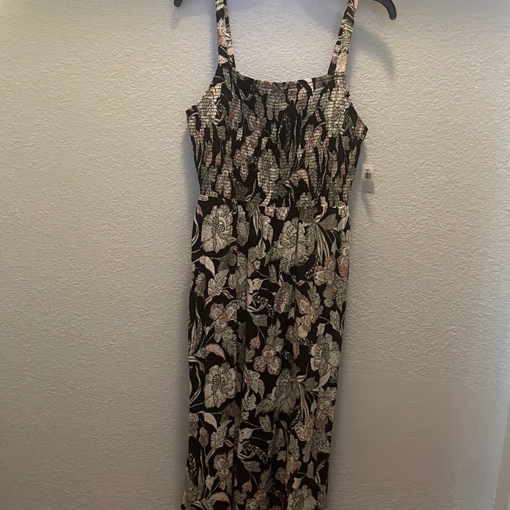 Womens dress brand old navy size m never been worn light Weight.